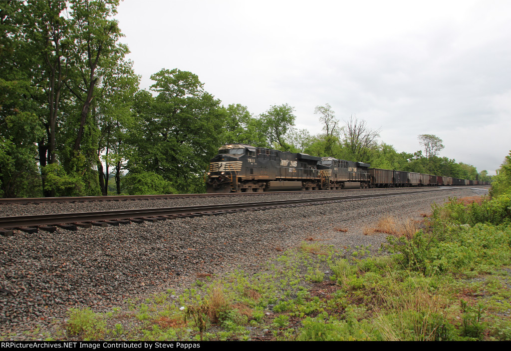 NS 7611 takes coal empties west through Cove PA